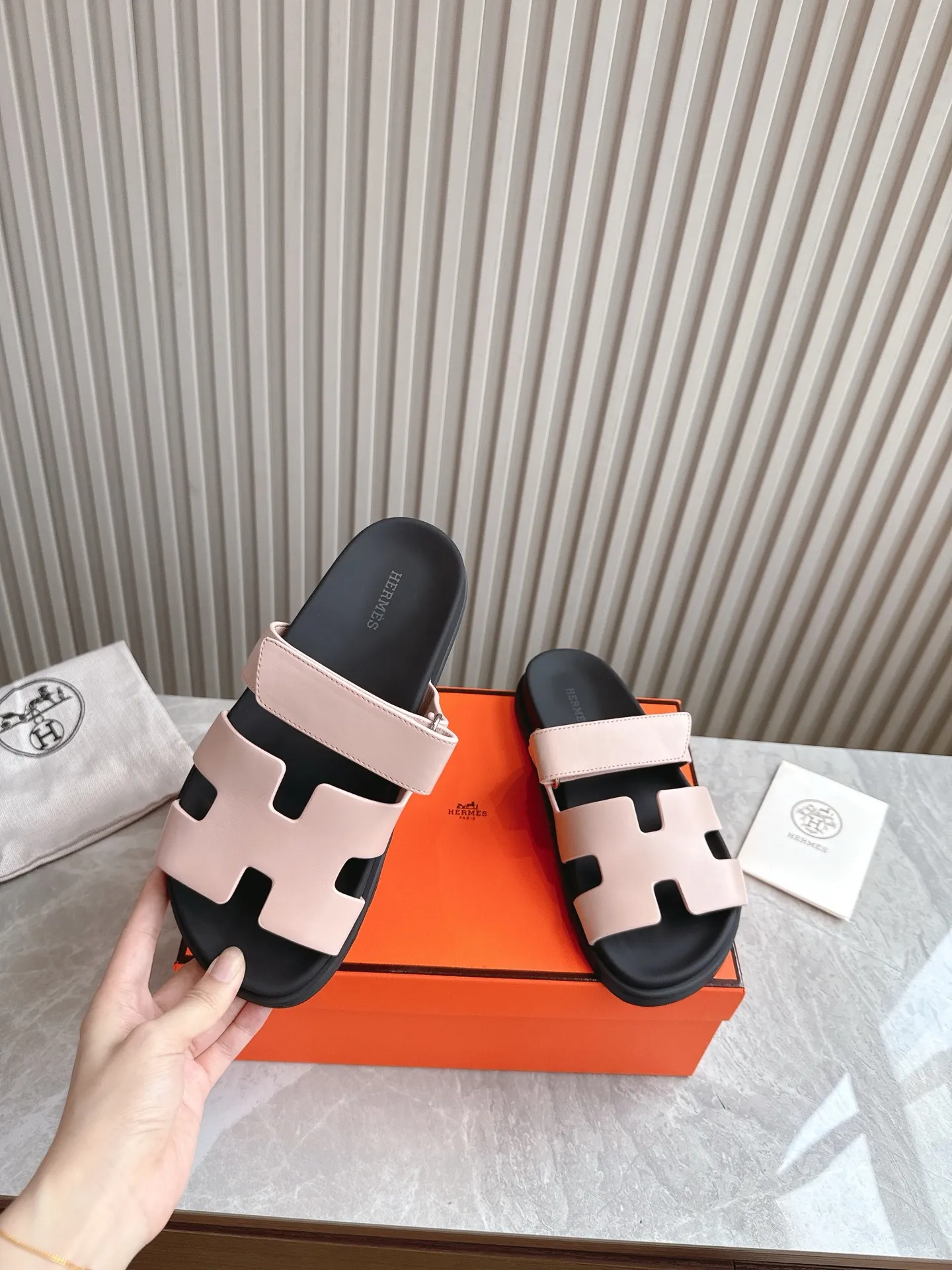 p480🐮🐮Couple model (top version) H family 2024 spring and summer new style HERMES Hermes' recently popular couple model pig nose angle sandals and slippers, paired with various colorful socks, popular. Upper: imported original deerskin (the genuine leather edging is not ordinary super migration). Lining: imported genuine leather. Outsole: Tpu non-slip and wear-resistant outsole. Size: Female 35-42 (40/42 non-returnable and non-exchangeable) Male size: 39-45 (45 non-refundable and non-exchangeable)